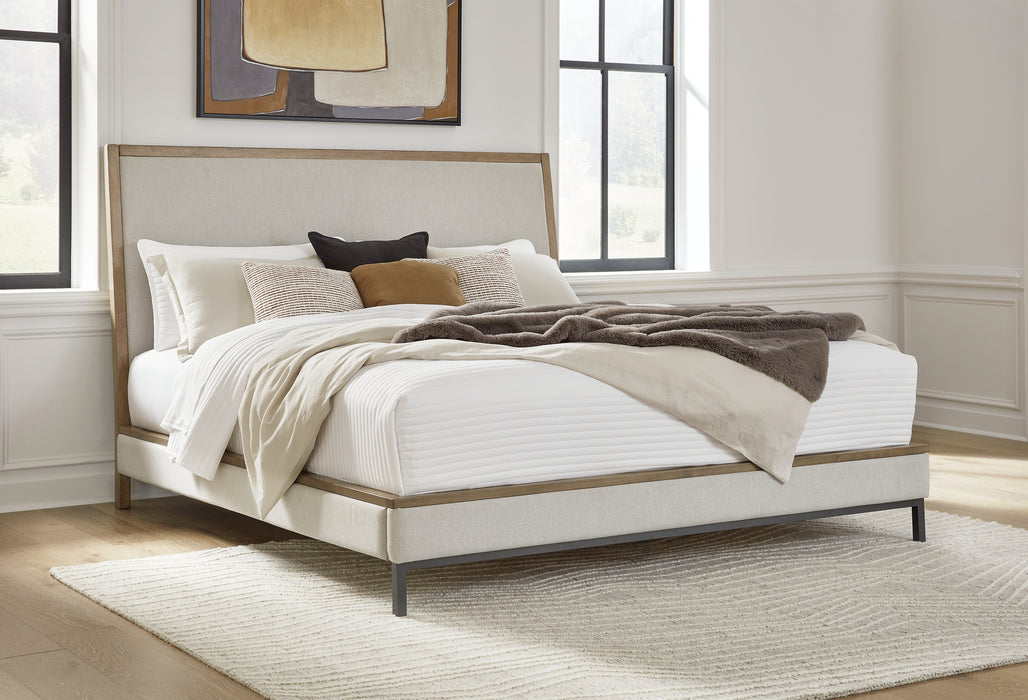 Tomtyn  Upholstered Bed